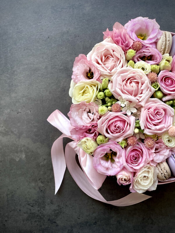Flowers and Macaroons in a pink box L - Image 3