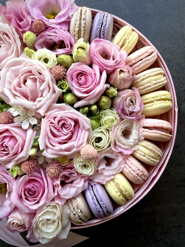 Flowers and Macaroons in a pink box L - Image 2