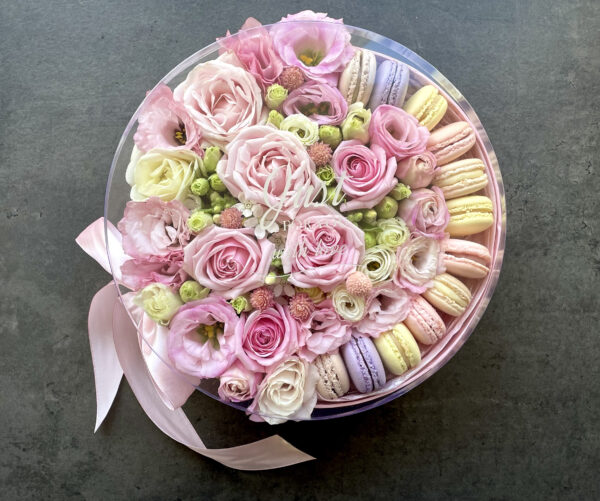 Flowers and Macaroons in a pink box L - Image 4