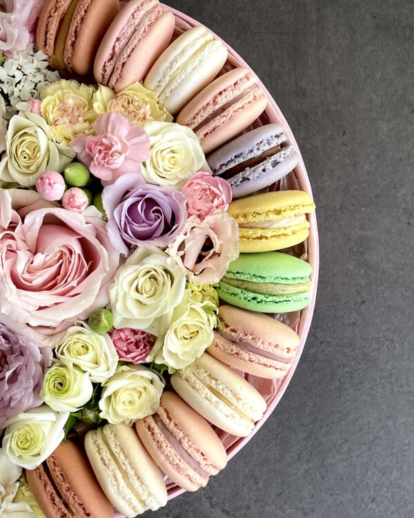 Flowers and Macaroons in a pink box M - Image 2