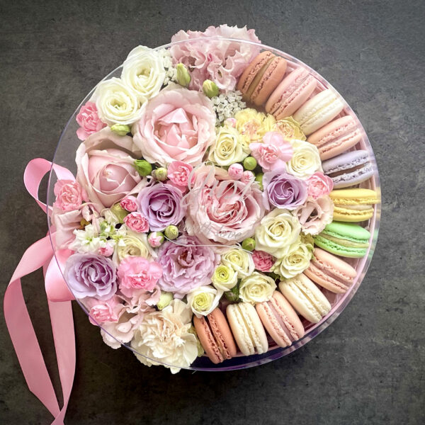 Flowers and Macaroons in a pink box M - Image 3