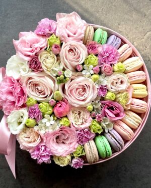 Flowers and Macaroons in a pink box L