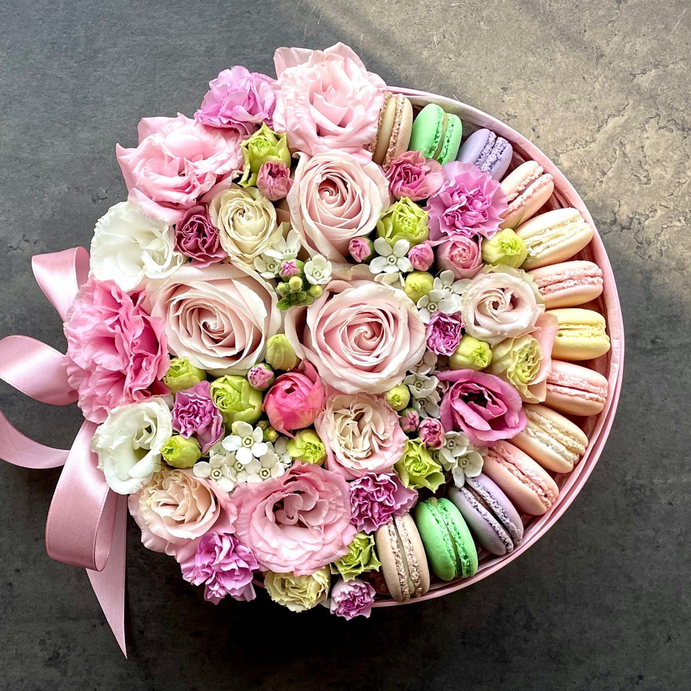 Flowers and Macaroons in a pink box L