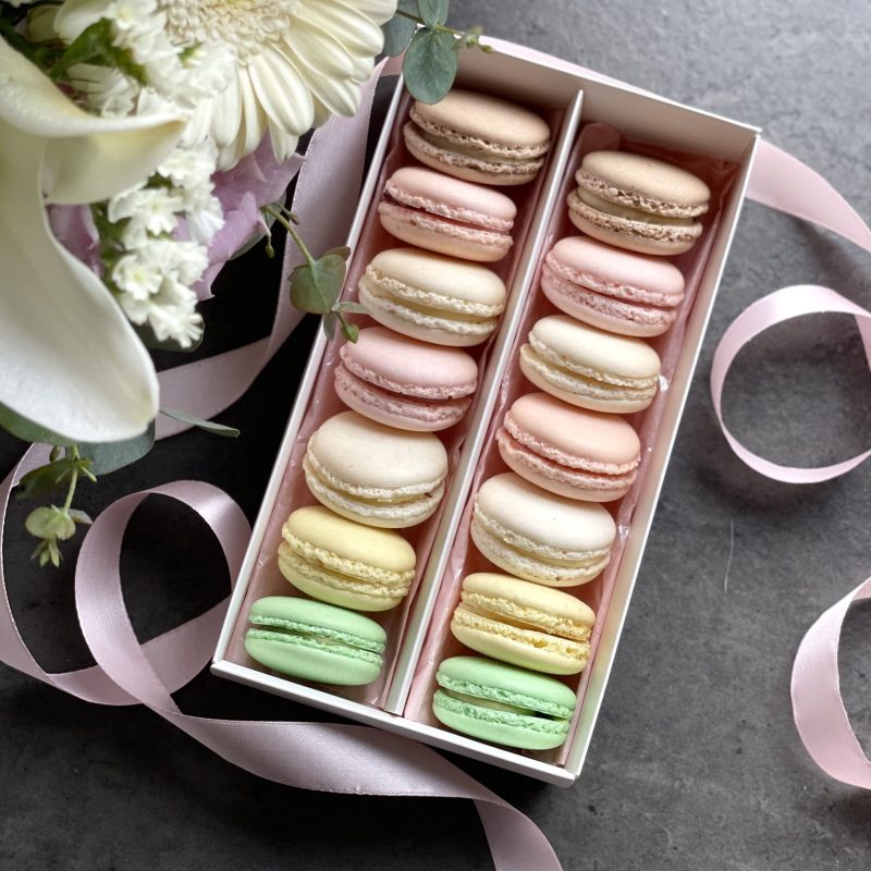 14 French Macarons Set