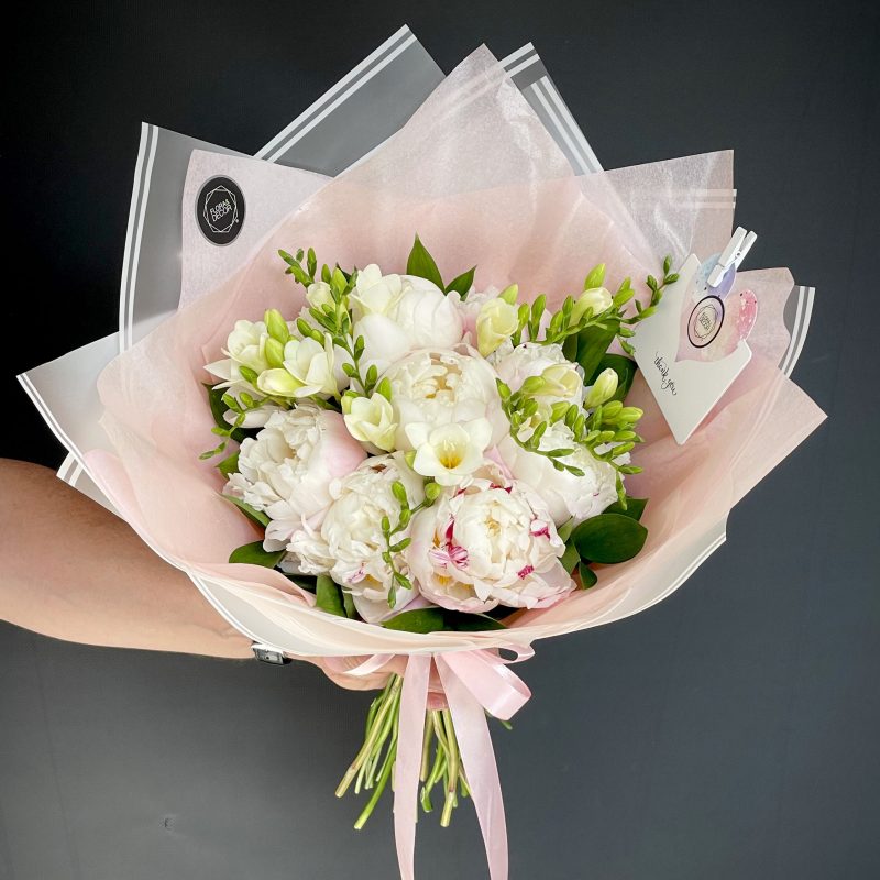 9 אדמוניות ורודות לבנות עם פרזיה