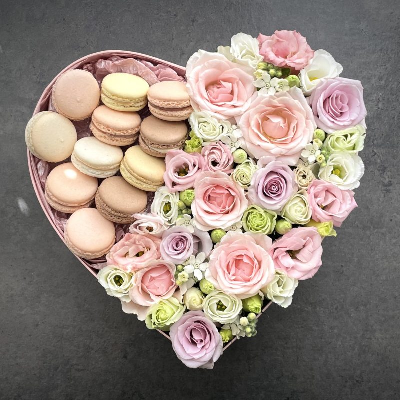 לב ורוד עם פרחים ומקרונים M